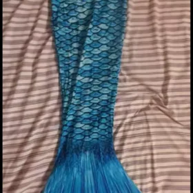 Queue de sirène Atlanta bleue dépliée