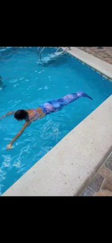 Enfant nageant en queue de sirène Interstellaire dans une piscine