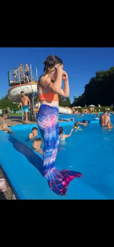 Fillette en queue de sirène Interstellaire au bord de la piscine