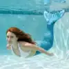 Queue de sirène Atlanta en mouvement sous l'eau d'une piscine, rayons de soleil