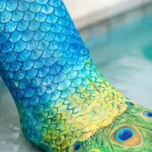 Détail des écailles iridescentes de la queue de sirène Mythique Enfant