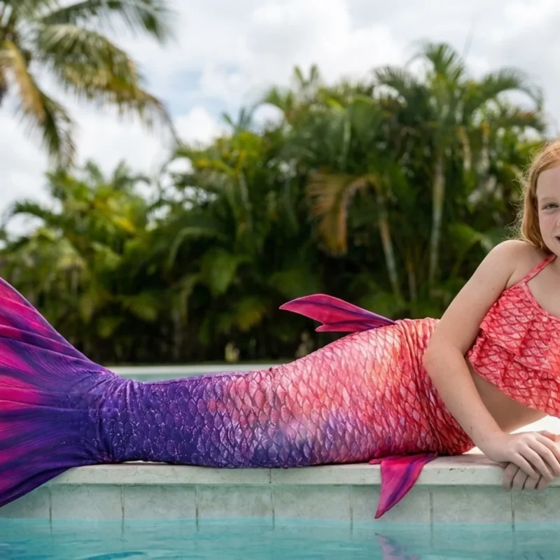 Queue de sirène Vampire pour Fille — bannière éditoriale au bord d'une piscine tropicale