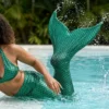 Gros plan dynamique sur la queue de sirène Verte Esmeralda en action dans l'eau