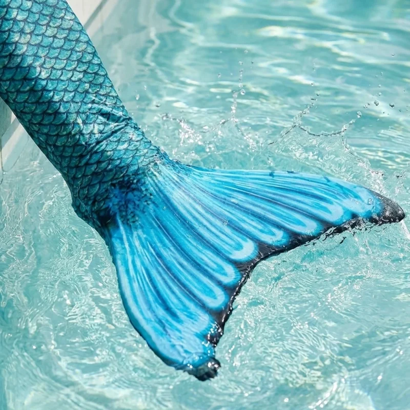 Gros plan dynamique sur la queue de sirène Atlanta Enfant en action dans l'eau