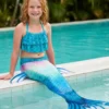Queue de sirène Bleue Aquaria portée par une fillette au bord d'une piscine ensoleillée