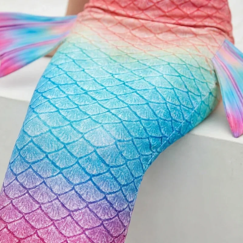Détail des écailles iridescentes de la queue de sirène Iris