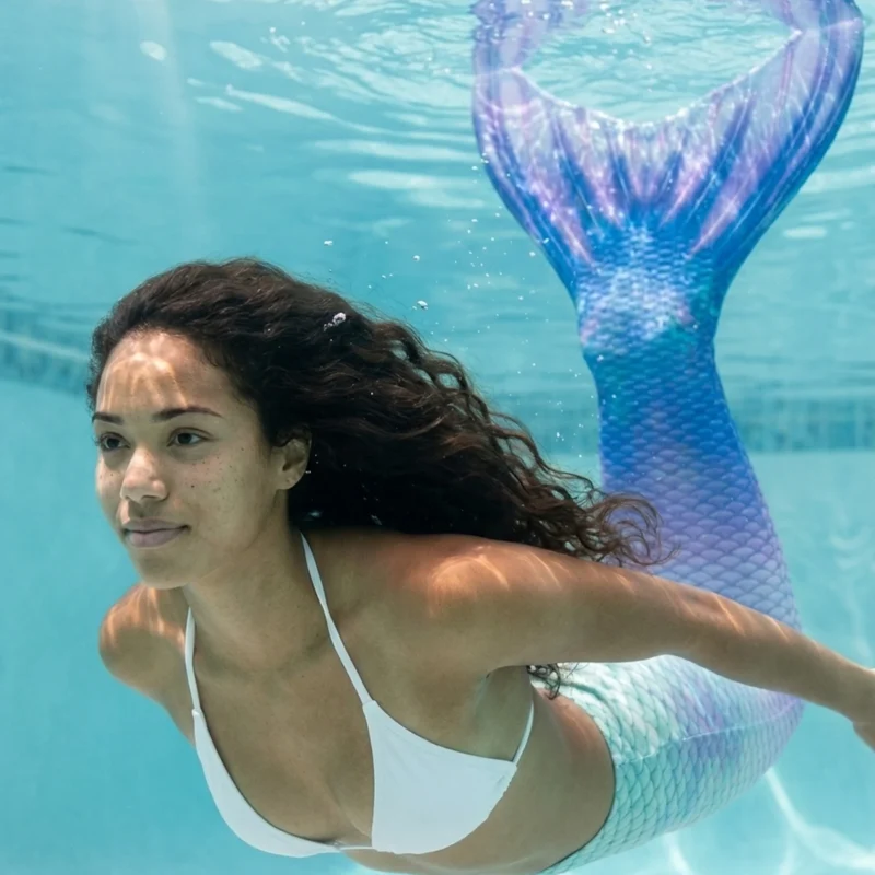 Queue de sirène Monopalme du Dauphin portée par une jeune femme en mouvement sous l'eau, rayons de soleil