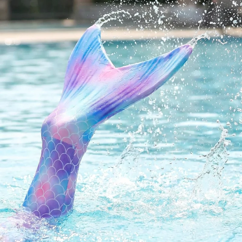 Gros plan dynamique sur la queue de sirène Natation Express en action dans l'eau